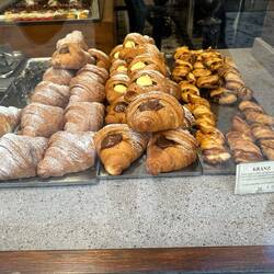 🤔 no I think a plain croissant will be fine.