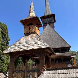 Kirche am Straßenrand
