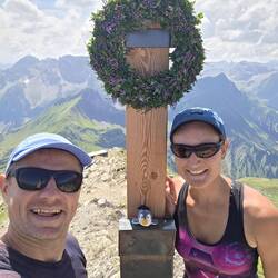 Gipfelselfie noch mit Einweihungskranz - Monte durfte einmal Jodeln
