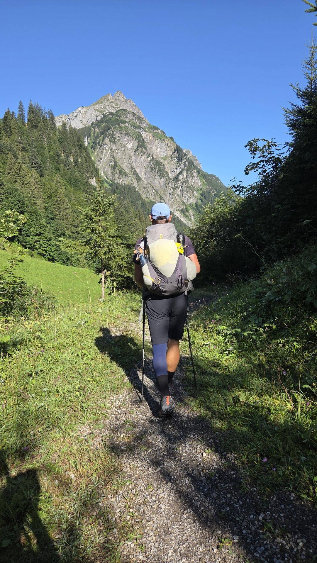 Montes neuer Stammplatz an Christians Rucksack