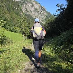 Montes neuer Stammplatz an Christians Rucksack