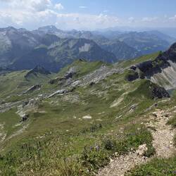 Abstieg vom Gipfel mit Aussicht
