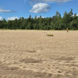 Sandstrand mit vielen Spuren.