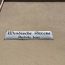 Straßen und vieles andere ist zweisprachig beschildert