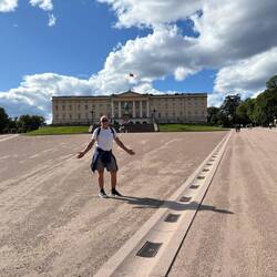 grosser Mann vor dem Königspalast