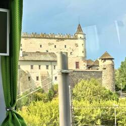 A lovely castle in the city before BB, Zyolen
