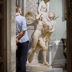 Mui studying "Psyche Carried by the Zephyrs" (John Gibson, student of Canova) — Palazzo Corsini.