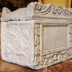 Roman funerary urn made from marble (1st century) — Palazzo Corsini, Roma.
