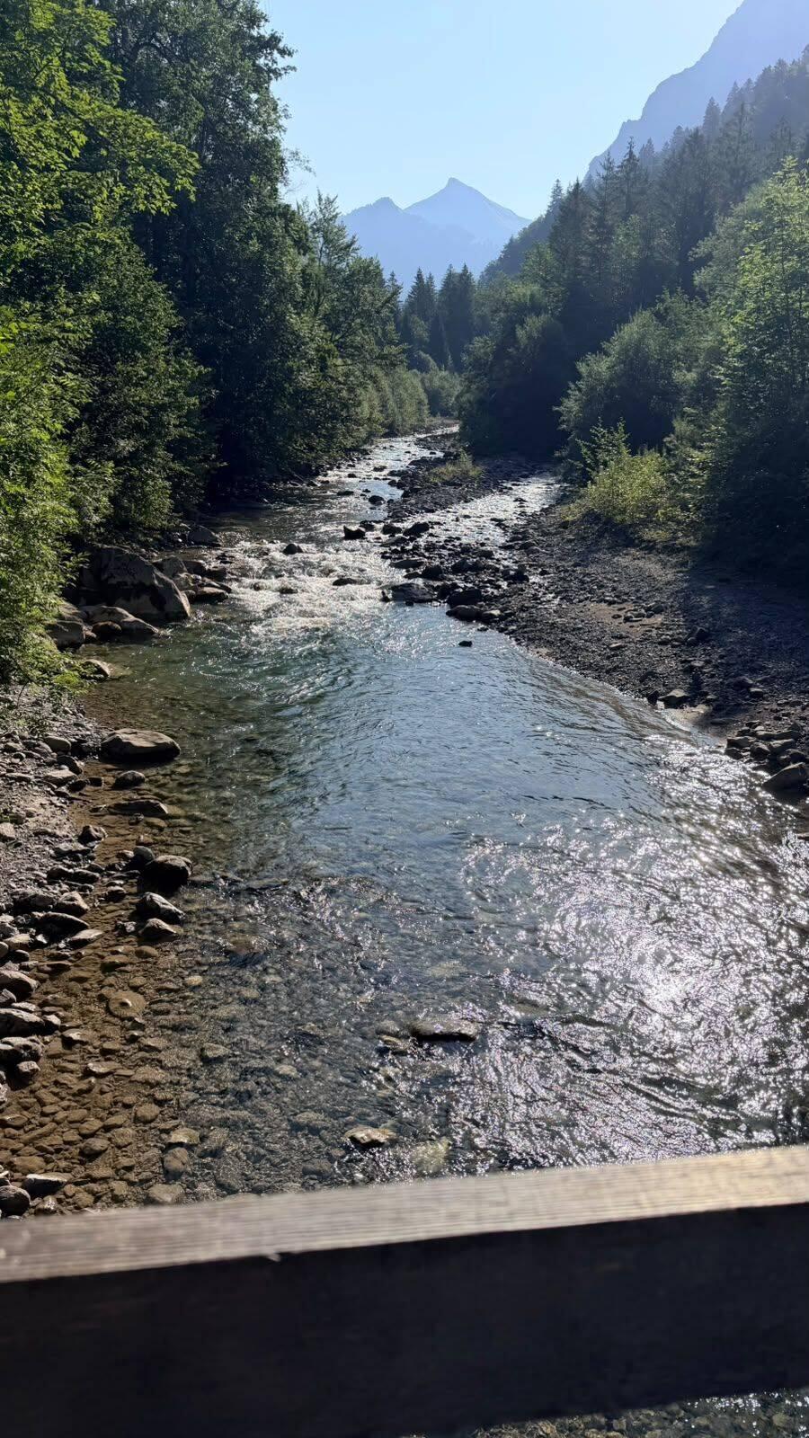 Am Anfang lange am Fluss entlang