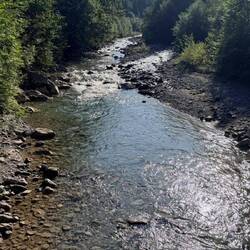 Am Anfang lange am Fluss entlang