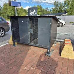 Der Hundeabstellplatz neben den Fahrradständern