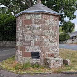 Pant (public) Well, Bowden