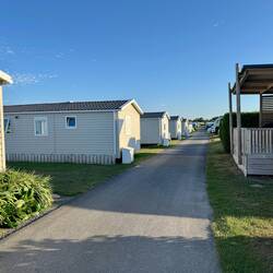 Auf dem Camping Platz kann man auch feste Hütten mieten