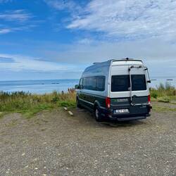 Unser Stellplatz am Gold Beach. Im Meer kann man noch die Hafenanlage aus dem Krieg sehen