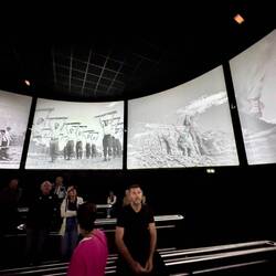 Man steht im Kino mitten im Geschehen. Durch moderne Kinotechnik fühlt es sich sehr realistisch an