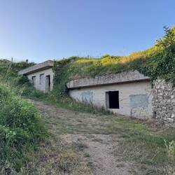 Ich glaube diese Bunker wurden nie zurück gebaut. Es sind noch so viele davon vorhanden