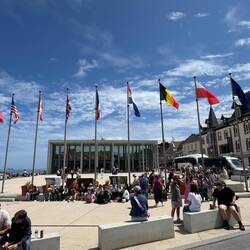 Vor dem Museum wehen die Fahnen der Alliierten. Als Deutscher fühlt es sich irgendwie nicht gut an