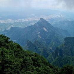 Zhangjiajie - eingebettet in die Berge.