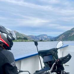 Und natürlich: Fähre fahrn. Im Bild eine Mopedmitreisende aus den Niederlanden.