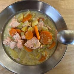 Lachssuppe, nichts gab es in diesem Urlaub häufiger