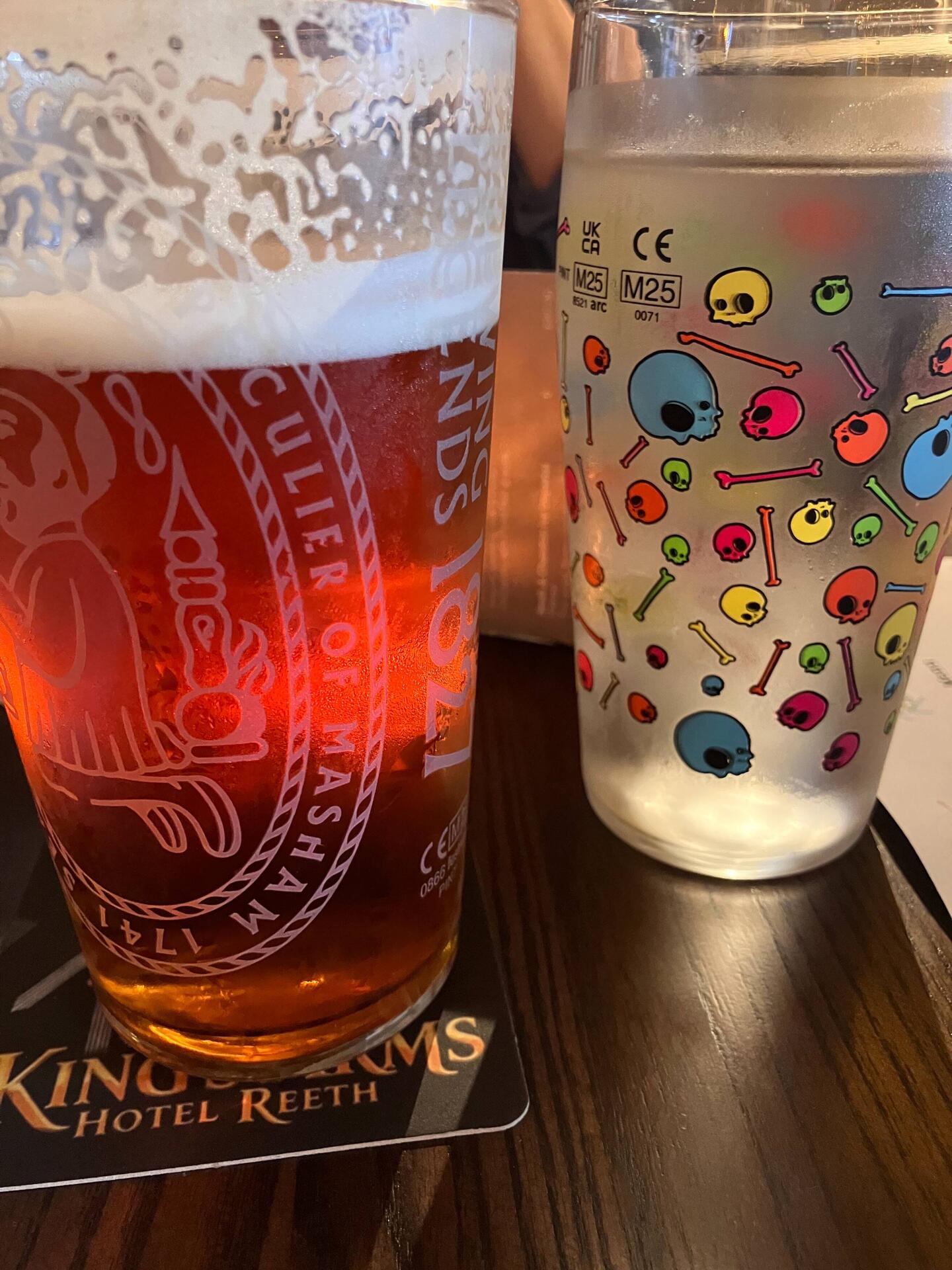 Was ist wohl gesünder? Das Bier 🍺 oder das Wasser mit den Totenköpfen?