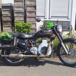 Eine Enfield Diesel am Wegesrand