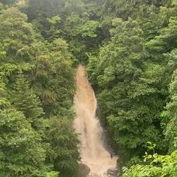 Das Ergebnis hinter dem Durchgang der Höhle. Durch den Regen auch viel Schlamm mit im Wasser
