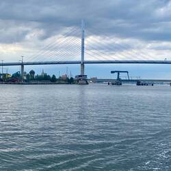 … nicht wegen der hohen Brücke - davor steht noch eine niedrigere … 😛
