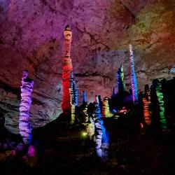 ... begeistert mit den unzähligen Stalagmiten!