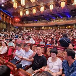 ... Xiangxi-Show! Im Auditorium ...