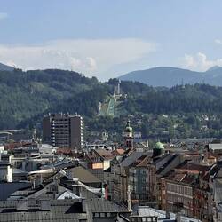 Von der Bergiselschanze kann man direkt in die Stadt springen ⛷️