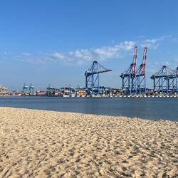 Sehr beeindruckender Containerhafen. Kommt auf dem Foto gar nicht so imposant rüber.