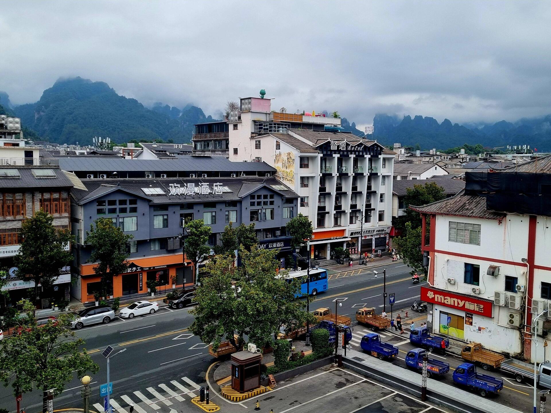 Dichte Wolken über Wulingyuan