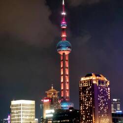 Oriental Pearl Tower, der 468 m hohe Fernsehturm