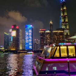 ... zur Wasserfront The Bund mit dem Shanghai Tower ...