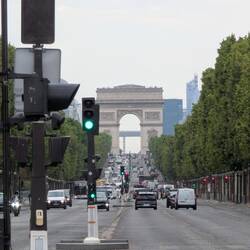 Avenue des Champs-Élisées, im Hintergrund Arc de Triomphe