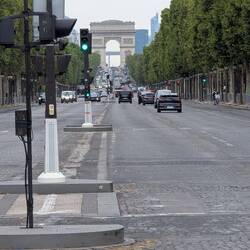 Avenue des Champs-Élisées, im Hintergrund Arc de Triomphe
