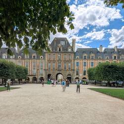Place des Vosges (ältester geplanter Platz von Paris)