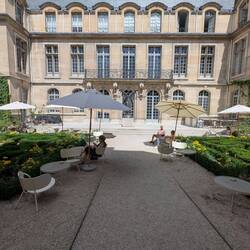 Garten und Fassade des Musée Carnavalet
