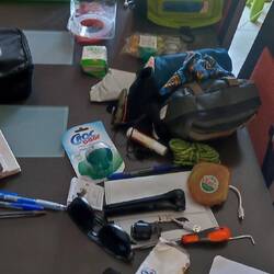 Empezamos a dejar bártulos para llevar en todas las mesas de casa