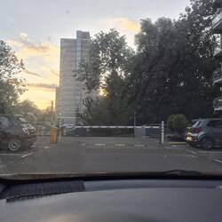 Halfschemerig als ik de parkeerplaats afrijd.