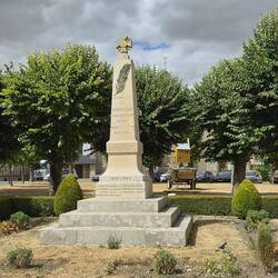 In Sainville, ook een oorlogsmonument.
