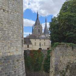 Langs de muren van het kasteel naar de kathedraal kijken.