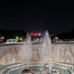 Die Spherical Fountains vor dem Palast