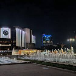 Viele Wasserspiele vor dem Palast