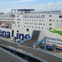 Stena liegt neben uns