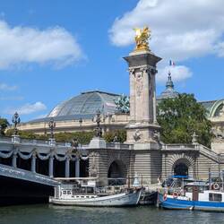 Pfeiler von Pont Alexandre III mit vergoldeter Skulptur "La Renommée des Arts"