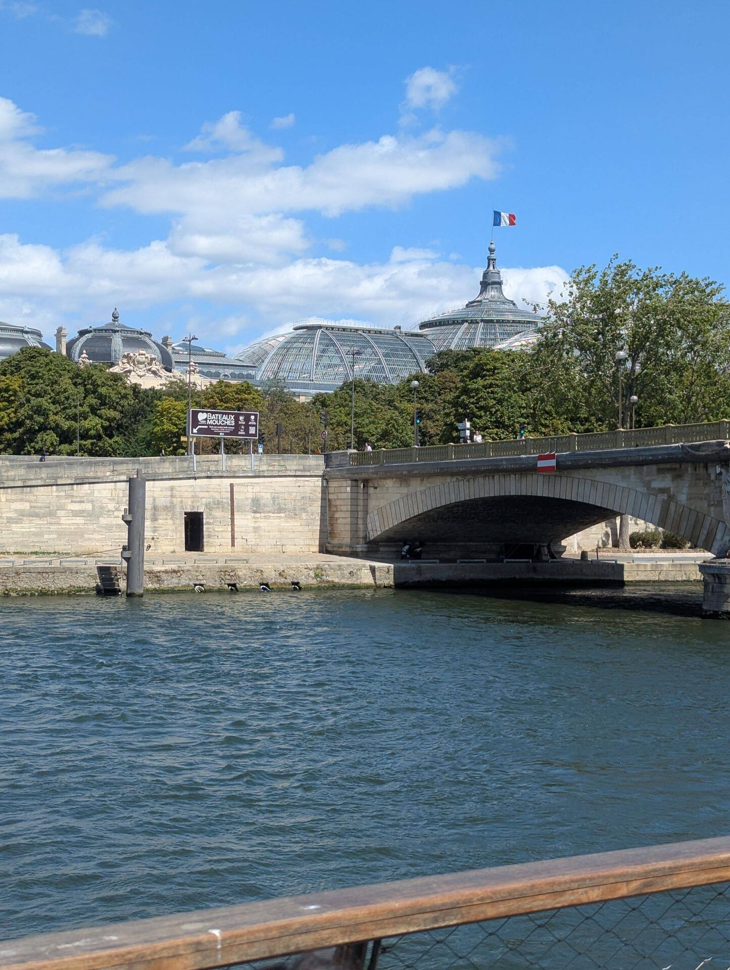 Grand Palais ist ein für die Weltausstellung im Jahr 1900 in Paris errichtetes Ausstellungsgebäude
