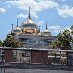 Russisch-orthodoxe Dreifaltigkeitskathedrale (außer den Türmen sieht der Rest aus wie ein Bürogebäud
