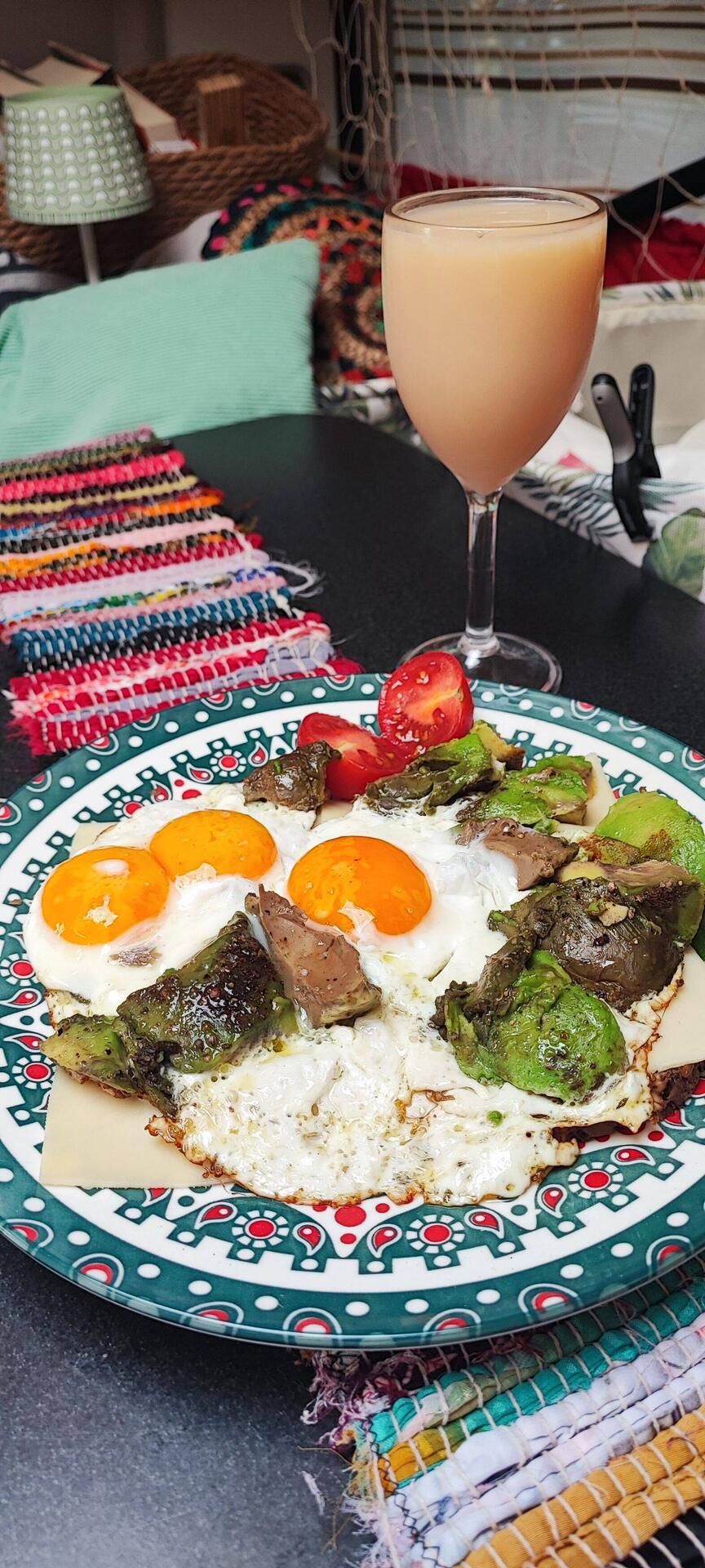 Avocado,Ei, Käse auf Brot